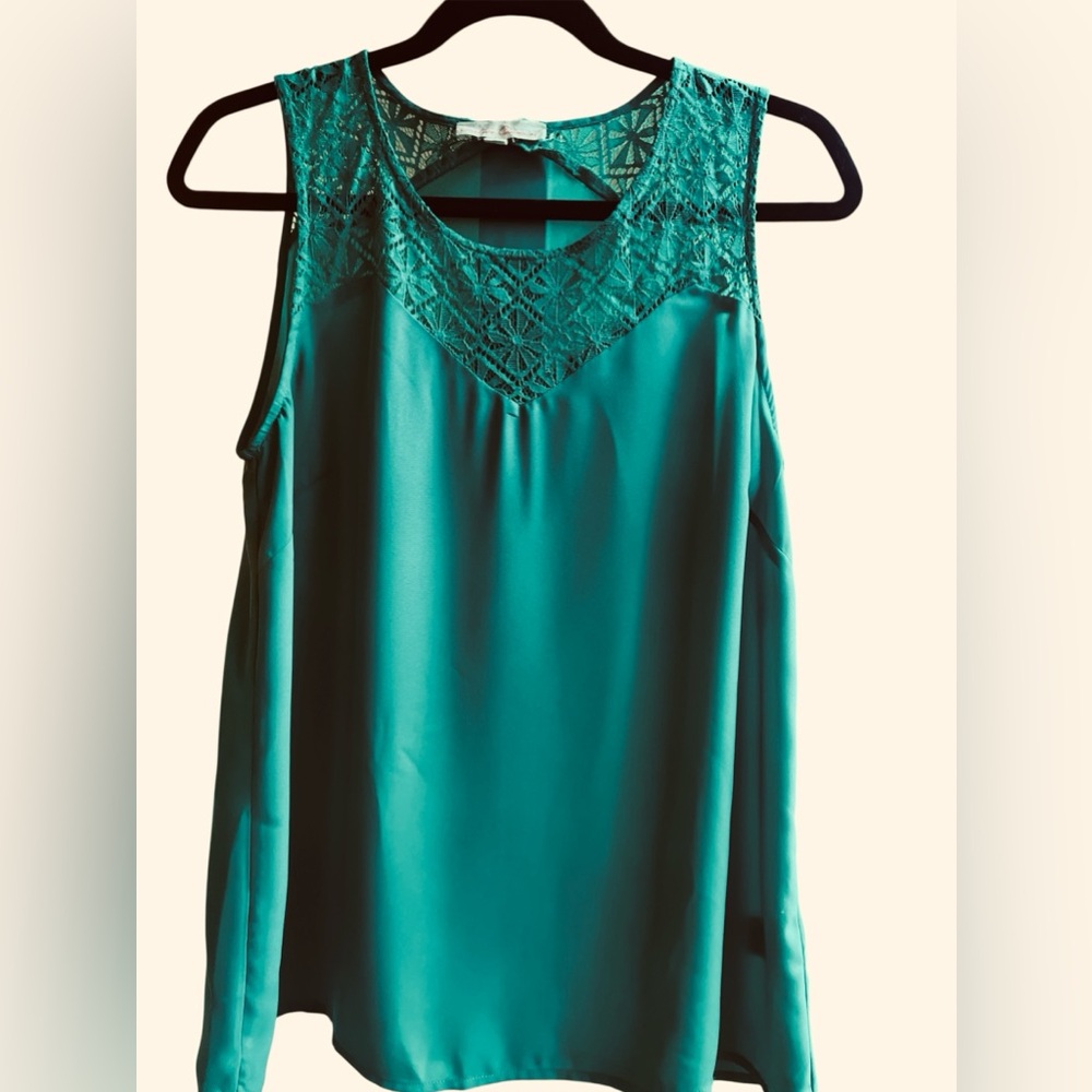 Creative Commons Green Sleeveless Blouse w/ Lace Detail – Size M